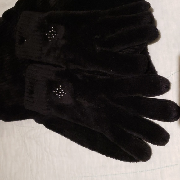 Black Hat, Scarf and Gloves Set - Picture 3 of 12